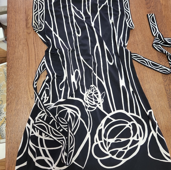 BCBG Black and White Stretchy Midi/ Mini Dress size Medium - Picture 10 of 12